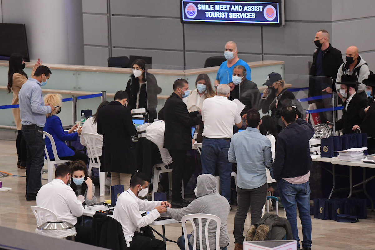 Passengers arriving on a flight from Frankfurt take part in the pilot program of wearing electrical bracelets upon arrival in Israel, for the quarantine period. March 01, 2021. Photo by Tomer Neuberg/Flash90
