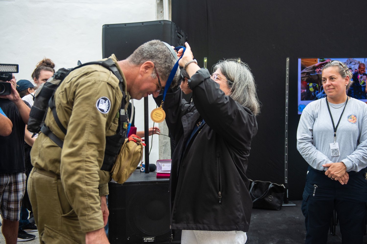 Miami-Dade County Mayor Daniella Levine Cava honoring the IDF National Rescue Unit (Photo: Daniella Levine Cava/Twitter)