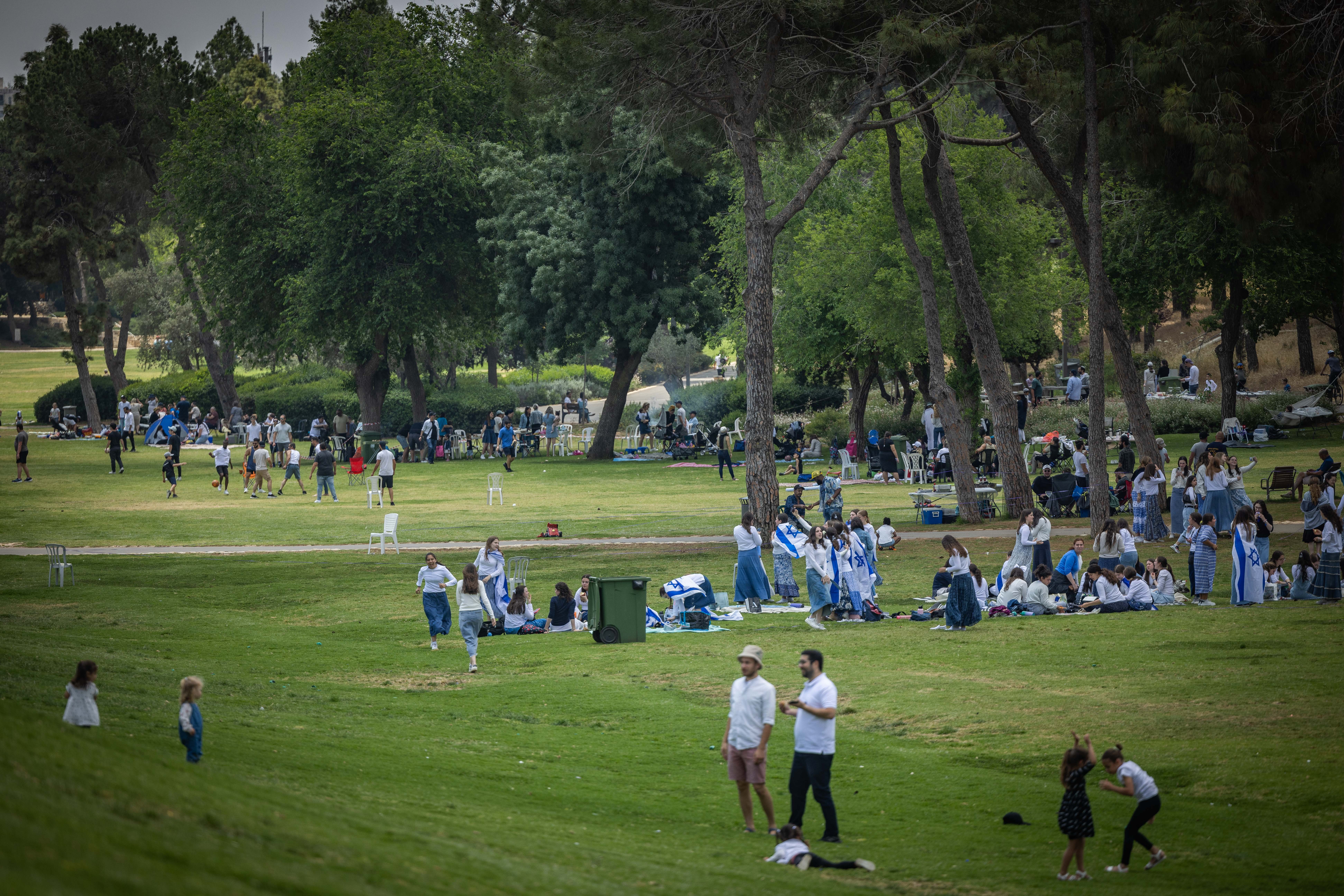 People celebrate Israel's 76th Independence Day at Saker Park in Jerusalem, May 14, 2024. Photo by Yonatan Sindel/Flash90