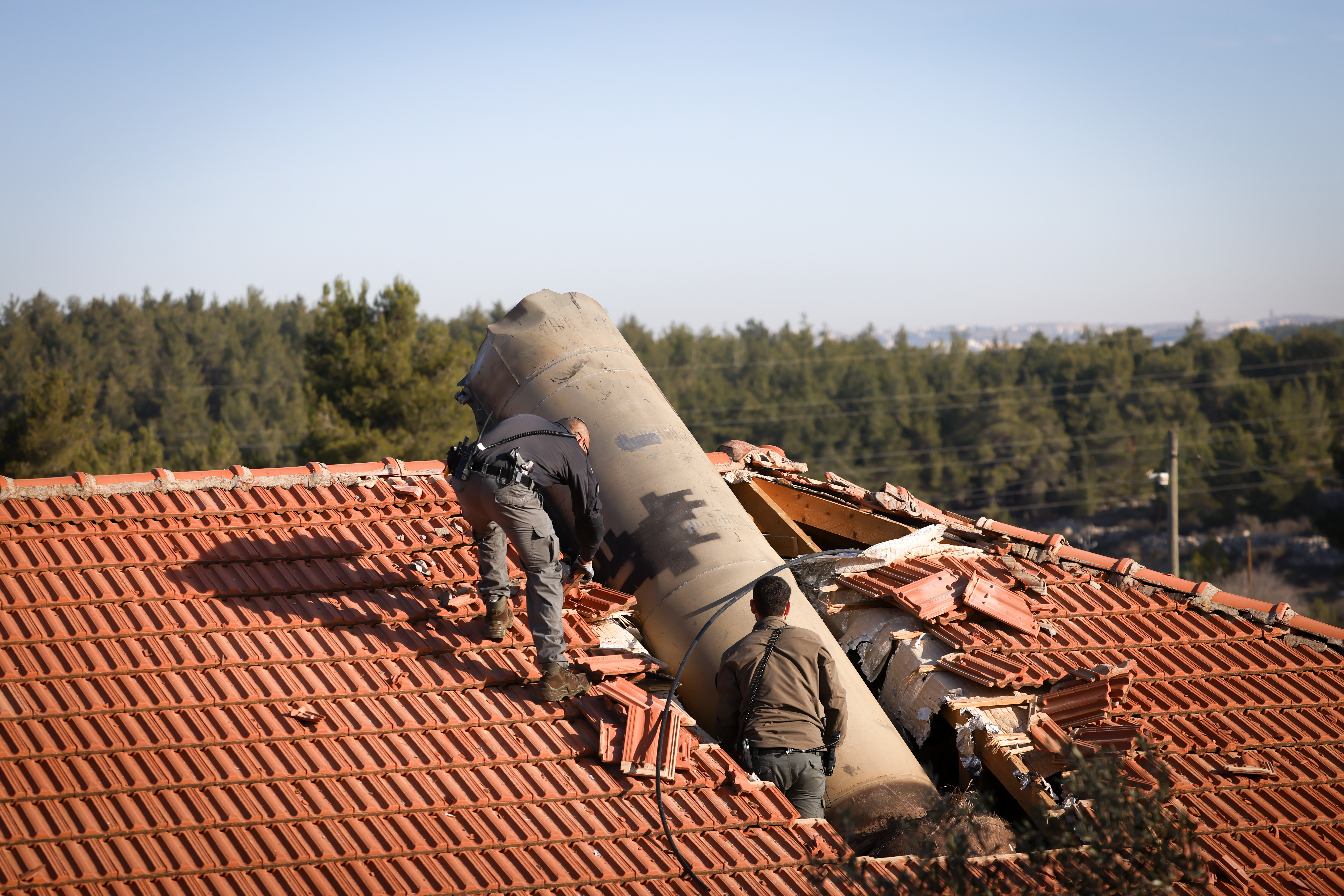 Israeli security forces at the scene where fragmensts of a Ballistic missile fired by Houtis damaged a home in the Jerusalem area, January 14, 2025. Photo by Chaim Goldberg/Flash90