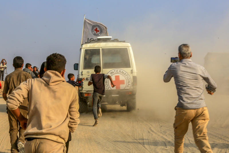 Red Cross personnel transfer the body of an Israeli hostage to Israeli security forces in Khan Younis, southern Gaza Strip, November 9, 2025. Photo by Abed Rahim Khatib/Flash90