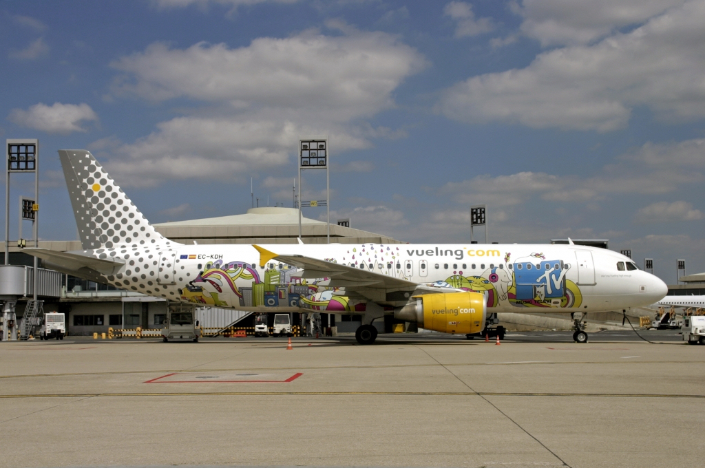 Vueling Airbus A320-214 at Paris Charles de Gaulle Airport, France (2008). (Photo: Wikimedia Commons)