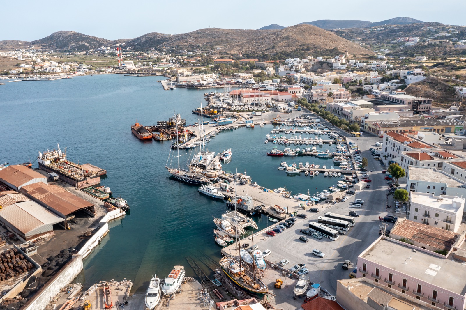 Illustration: Ermoupolis harbor on the Greek island of Syros, June 2021. (Photo: Shutterstock)