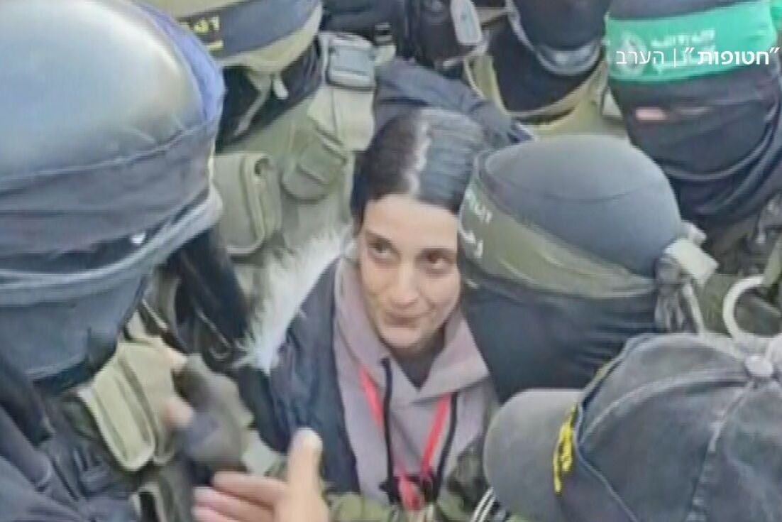 Agam Berger being escorted to the handover point by armed terrorists amid a hostile crowd in Khan Younis, January 30, 2025 (Screengrab used under section 27A of the copyright law).